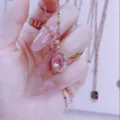 Primo piano dettagliato della elegante collana con ciondolo a tulipano rosa. - Tulipano in zircone rosa / Oro rosa