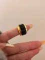 Detailopname van de zwarte emaille dubbellaags open ring met een vloeibaar metalen ontwerp. - Goud Zwart