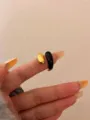 Gedetailleerde close-up van de vloeibare emaille dubbellaagse open ring met stijlvol design. - Dubbellaags Zwart