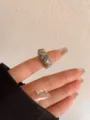 Close-up detailopname van de brede open ring met grijze druppelolie en roze hartkristal. - Grijs Emaille Roze Hart Marmeren Textuur Stijl