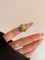 Detail van brede metalen open ring met handgemaakte oliedruppel ster en mooie parels. - Grijs Emaille Gouden Ster Kunstparel Stijl
