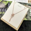 Collana con pendente a chiave in oro rosa con zirconi cubici scintillanti gioiello elegante. - Collana Chiave Corona Dinamica / Oro rosa