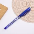 Gros plan du stylo gel effaçable bleu avec des motifs de vagues argentés et une gomme. - Bleu foncé