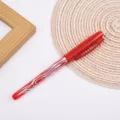 Détail de stylo gel effaçable rouge avec motif coloré, capuchon transparent et gomme pratique. - Rouge