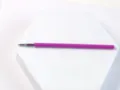 Vista dettagliata della ricarica per penna gel termocancellabile viola con punta e tubo. - Viola