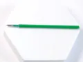Primo piano della punta e del corpo della ricarica per penna gel verde per una scrittura fluida. - Verde