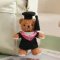 Lindo llavero de peluche de oso de graduación, adorable dije de mochila para mujeres. - Cuello En V Rosa