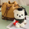 Schattige afstudeer beer pluche sleutelhanger, lieve knuffeldier pop rugzak bedel cadeau. - Bandana Stijl / Melkwitte Beer