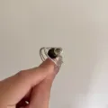 Détail en gros plan de la bague artisanale en fil métallique avec pierre précieuse, bijou unique. - Style A