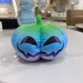 Vue détaillée de la jolie citrouille en peluche, douce poupée déco et cadeau d'Halloween. - Style Dégradé Bleu Violet