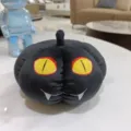Adorable peluche citrouille noire d'Halloween avec des yeux de chat jaunes et poupée. - Citrouille Yeux de Chat