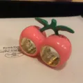Detailopname van een dubbele kersenring met roze emaille en groen stengelontwerp. - Roze Fruit Stijl (R-1142-2) / Roze