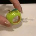Chique groene appel ring met emaille details, leuk fruit vinger sieraad voor stijlvolle dag. - Groene Appel Stijl (R-1142-3)