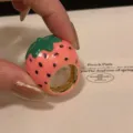 Niche ontwerp geëmailleerde aardbei ring, zoete macaron fruit stijl stapelbare sieraden. - Aardbei Stijl (R-1142-5)