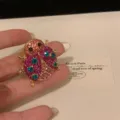 Prachtige lieveheersbeestje ring met sprankelende roze en blauwe strass steentjes, leuke sieraden. - Insectenvorm (R-1142-6)