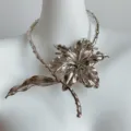 Collana choker con fiore argento statement, gioiello collo foglia punk avant-garde. - Fiore / Argento