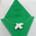 Detail witte keramische duif hanger ketting, minimalistische zilveren draad choker, sieraad. - 1353 Zilveren Choker