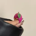 Detailfoto van een opvallende roze emaille fruitring met groen blad, stijlvol sieraad. - Rozerood Ovaal Stijl (R-1142-12)