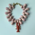Collier ras de cou tendance en perles de résine rose avec pendentif homard rouge unique court - Rose