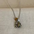 Detailopname van de vintage natuurstenen ketting met druppelvormige jaspis hanger en metalen druifbedel. - 2063 Dalmatiër Jaspis Traan Ketting