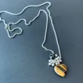 Titanium stalen ketting met natuurlijke tijgeroog hart hanger en parel druif ontwerp. - 2064 Tijgeroog Hart Ketting