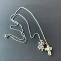 Chique titanium stalen ketting met natuursteen, druif parel en kruis hanger voor vrouwen. - 2066 Dalmatiër Jaspis Kruis Ketting