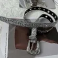 Ceinture pour femme en strass scintillants avec œillets métalliques pour un style chic. - Argent