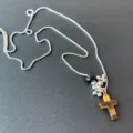 Vintage titanium stalen halsketting met natuurstenen kruis en druif cluster parels. - 2066 Tijgeroog Kruis Ketting