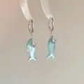 Élégantes boucles d'oreilles poisson bleu avec zircone étincelante, parfaites pour le quotidien. - Boucles d'Oreilles Petit Poisson