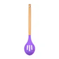 Cucchiaio forato in silicone viola con manico in legno per utensili da cucina articolo SKU - Cucchiaio Forato