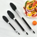 Edelstahl Küchenzange Set mit schwarzen Silikonspitzen zum Kochen und Grillen von Lebensmitteln. - Dreiteiliges Set / Rot