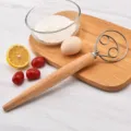 Edelstahl Teigbesen mit Holzgriff, ergonomisches Küchenbackwerkzeug zum Mehlmischen. - Standardausführung