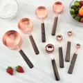 Set di misurini e cucchiai di misurazione in rame rosa con manici in legno di noce. - Set da 8 Pezzi