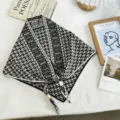 Chic bufanda triangular de punto en blanco y negro con borlas de cuentas, patrón geométrico. - 06#-Pied de Poule / 100*40 cm