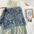 Detalle de falda cruzada con estampado floral vintage azul y blanco moda de verano para mujer. - Azul / Talla única