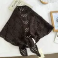 Primer plano del chal triangular de ganchillo marrón oscuro con delicado diseño calado. - 140*42cm / Marrón