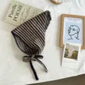 Gestreiftes Strick Dreiecktuch Damen Herbst Winter Mode süßes Bindeband Kopftuch Detail - Braun