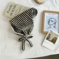 Gestreiftes Strick-Dreiecktuch im Detail, kuscheliges Winterkopftuch und modischer Schal. - Schwarz