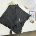 Λεπτομερής παρουσίαση σκούρου γκρι πλεκτού τριγωνικού σάλι με κομψά βολάν στις άκρες. - 200*80cm / Γκρι