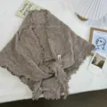 Πλεκτό τριγωνικό σάλι με λεπτό βολάν, άνετη λεπτομέρεια για φθινόπωρο και χειμώνα. - 200*80cm / Ανοιχτό γκρι