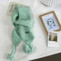 Λεπτομερής λήψη απαλής πράσινης πλεχτής κασκόλ με παιχνιδιάρικα πόνπον σε ζεστό στυλ. - Επιμηκυμένη Έκδοση / 160x15cm / Πράσινο