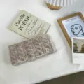 Vue de détail du bandeau en tricot épais, texture moelleuse hivernale et tissu chaud et élastique. - Marron
