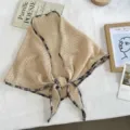 Pañuelo triangular calado retro con borde de cuadros, pañoleta de verano transpirable. - Té con Leche