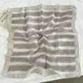 Elegante pañuelo cuadrado de seda a rayas para mujer, accesorio versátil para cuello y cabello. - 68*68cm / Raya Gris