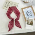 Vintage rode paisley halsdoek met parel, stijlvolle bloemen sjaal voor dames in de zomer. - Eén maat / Paisley