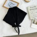Λεπτομέρεια μαύρου πλεκτού τριγωνικού μαντηλιού ζώνης, κομψό μαλακό πλεκτό αξεσουάρ. - Ένα μέγεθος / Μαύρο