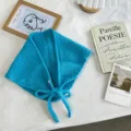 DETALLE DE PAÑUELO TRIANGULAR DE PUNTO AZUL, TEXTURA TEJIDA CÓMODA CON LAZOS, ACCESORIO. - Talla única / Azul cielo