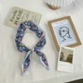 Detalle de cinta de seda floral francesa con elegante hebilla de perlas en fondo blanco - Talla única / Flores multicolor sobre fondo azul (05#-Multicolor)
