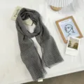 Gros plan détaillé sur le motif à carreaux classique et les franges du foulard doux. - 180x30cm / Petit Quadrillage
