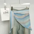 Gonna a portafoglio trasparente blu sciarpa accessorio vita stratificato sopra jeans chic. - Righe Blu